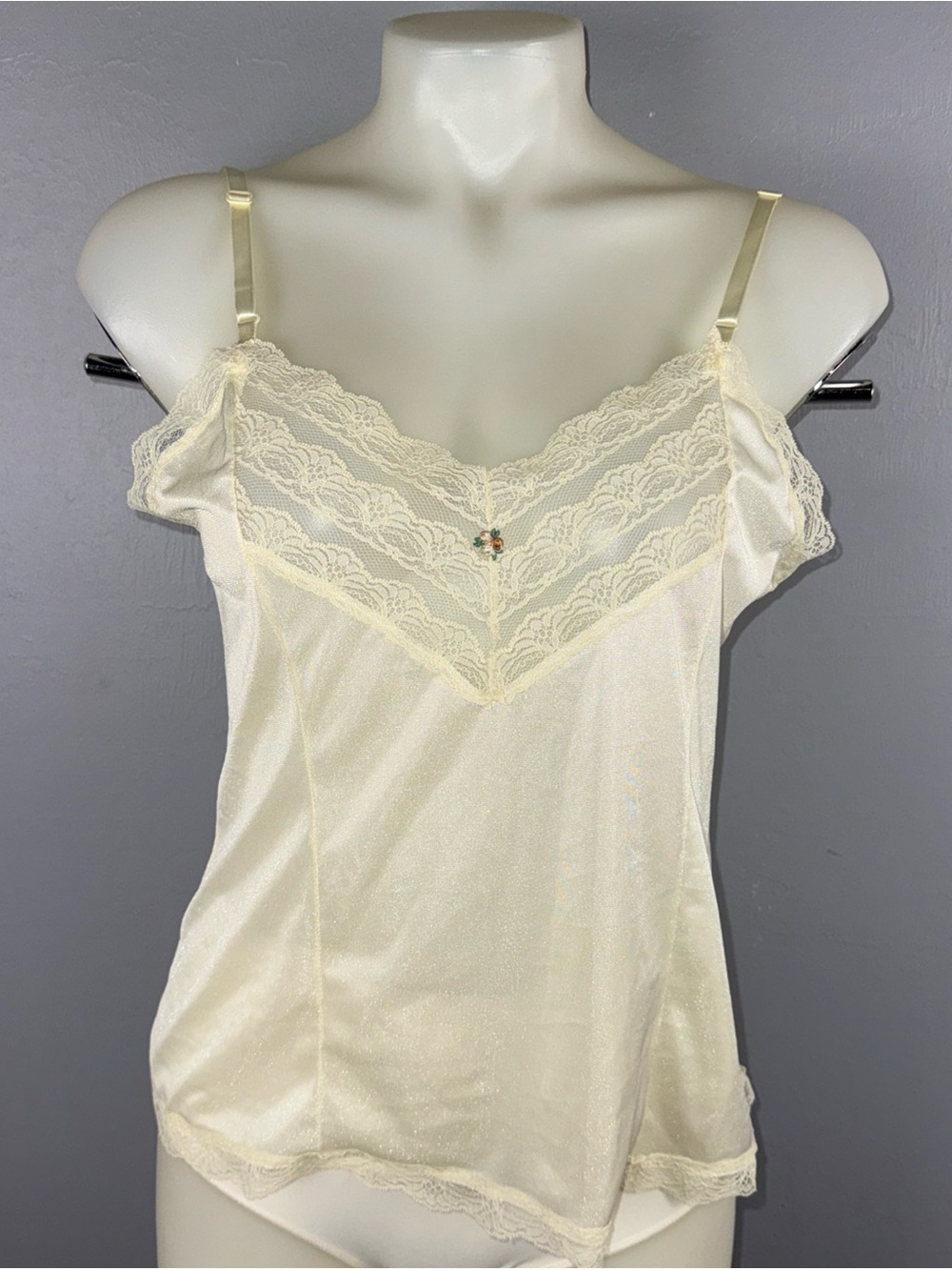 Mel Lin Vintage Silky Nylon Camisole Slip Top Cami  Medium Ivory USA Lace *READ